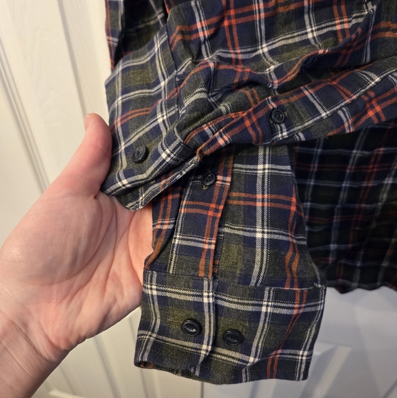 (L) Banana Republic Lightweight Flannel Shirt - Picture 5 of 5